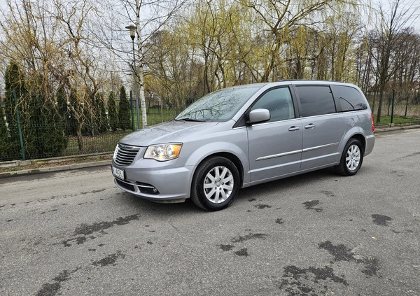 Chrysler Town &amp; Country cena 43777 przebieg: 266781, rok produkcji 2013 z Warszawa małe 154